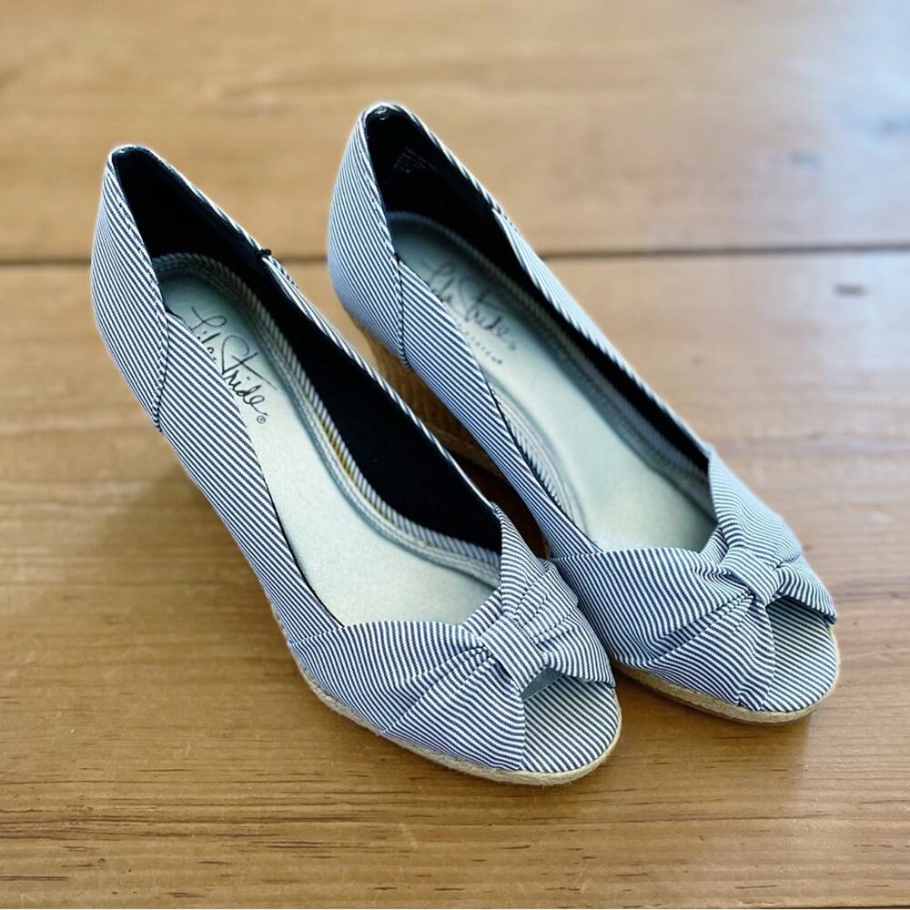 Life Stride Blue & White Striped Seersucker Wedges Size 5.5 EUC - Picture 2 of 13